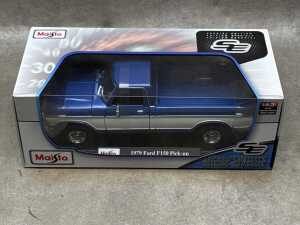 Four Maisto special edition 1:18 scale die-cast - 4