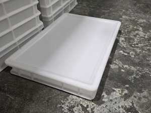Approx. 60 white plastic dough proofing trays with lids - 2