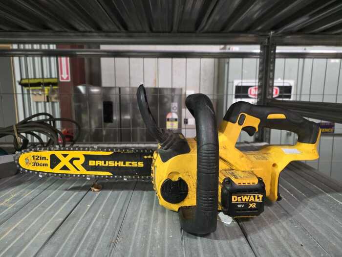 DeWAalt 18V XR Brushless cordless compact chainsaw