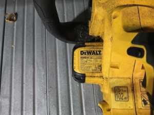 DeWAalt 18V XR Brushless cordless compact chainsaw - 2