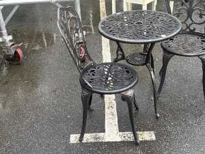 Three-piece cast aluminium garden bistro setting - 2