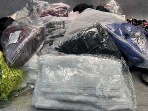 Group of assorted clothing & accessories - 4