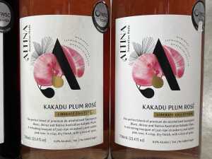 Alinta mixed wines (0% ABV), six bottles - 4