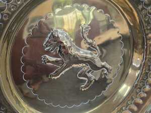 Brass wall plaque with repouss&eacute; rampant lion to centre - 2