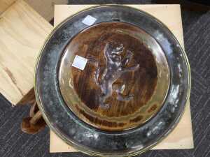 Brass wall plaque with repouss&eacute; rampant lion to centre - 3