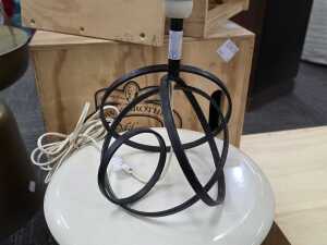 Soccer ball desk lamp with metal base. - 3