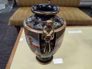 Japanese Satsuma-style vase with gilded figural handles - 3