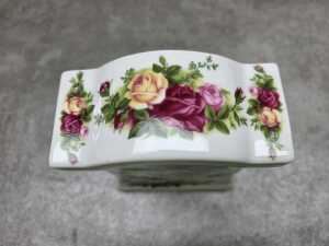 Royal Albert 'Old Country Roses' porcelain mantel clock, together with pair of trinket boxes - 5