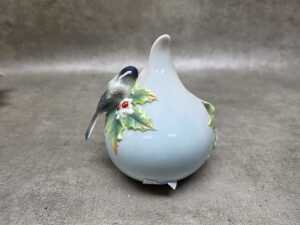 Two Franz porcelain Christmas items with chickadees - 7