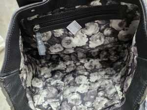 Silver tone handbag with floral lining - 5