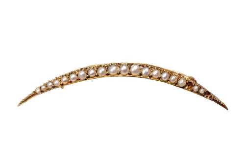 An antique pearl brooch in 15 carat yellow gold