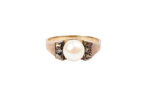 A vintage pearl and diamond ring in 9 carat yellow gold