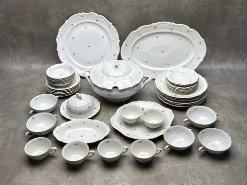 Tielsch Walbrzych 'Scattered Flowers' porcelain dinner setting for six, plus serving ware