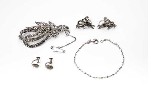 A collection of vintage jewellery in sterling silver