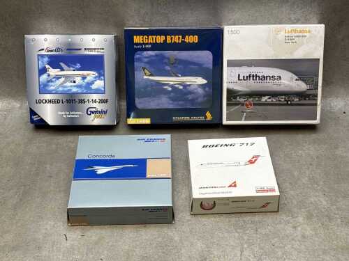 Five 1:400 and 1:500 scale aircraft, some sealed