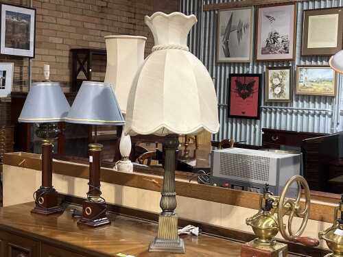 Classical-style table lamp with metal column stand