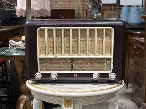 Bakelite Phillips radio