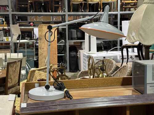 Adjustable desk lamp