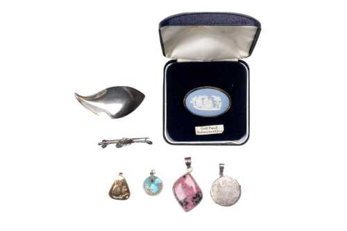 A collection of jewellery in sterling silver