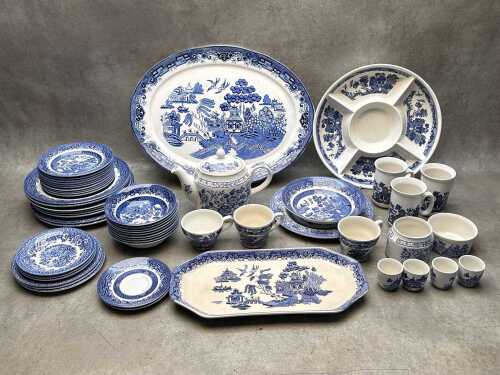 Assorted blue and white porcelain, mainly Willow pattern