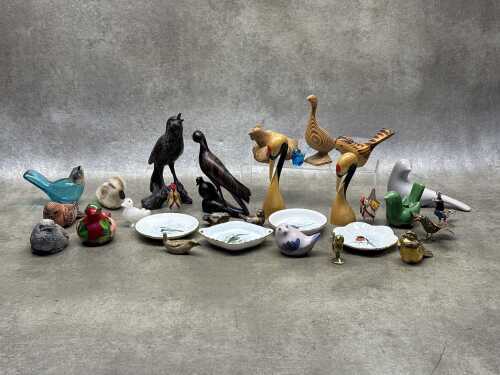 Collectible bird figures, including Slojdarna Sweden