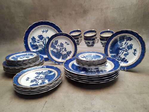 Booths gilded 'Real Old Willow' porcelain dinner setting for six