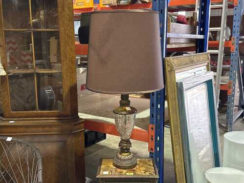 Classic-style table lamp with egg and feather base and glass-mounted stem