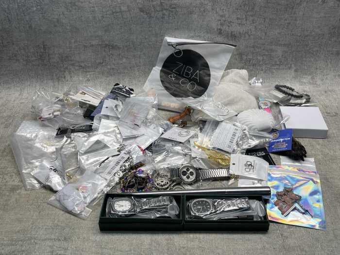 Group of assorted jewellery