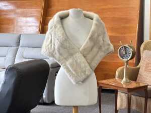 Fur stole with dettachable fur tassels