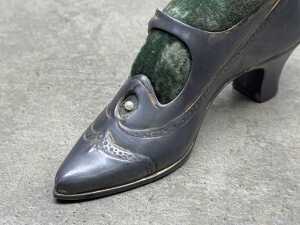 Two cast metal shoes, including a pin cushion with hat pins - 4