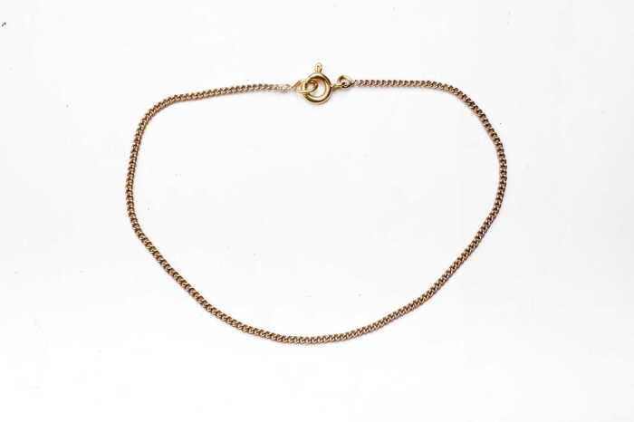 A curb link bracelet in 18 carat yellow gold