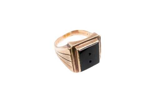 An onyx signet ring in 9 carat yellow gold