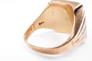 An onyx signet ring in 9 carat yellow gold - 5
