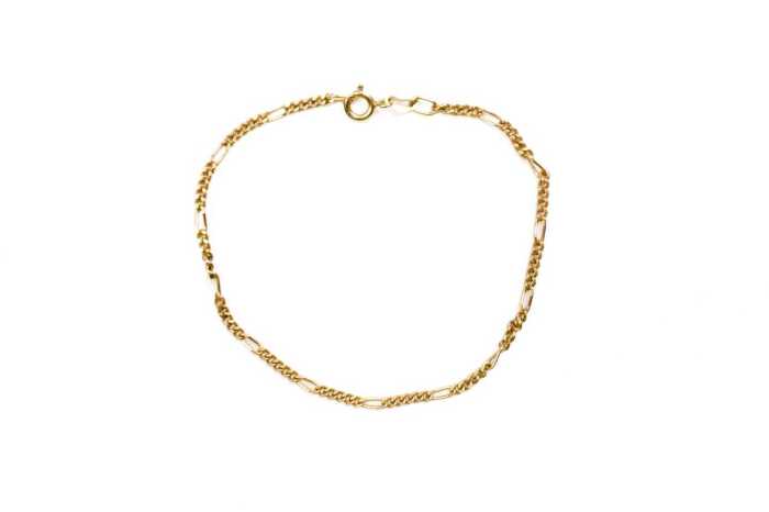 A figaro link bracelet in 9 carat yellow gold