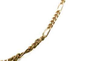 A figaro link bracelet in 9 carat yellow gold - 2