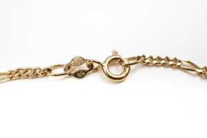 A figaro link bracelet in 9 carat yellow gold - 3