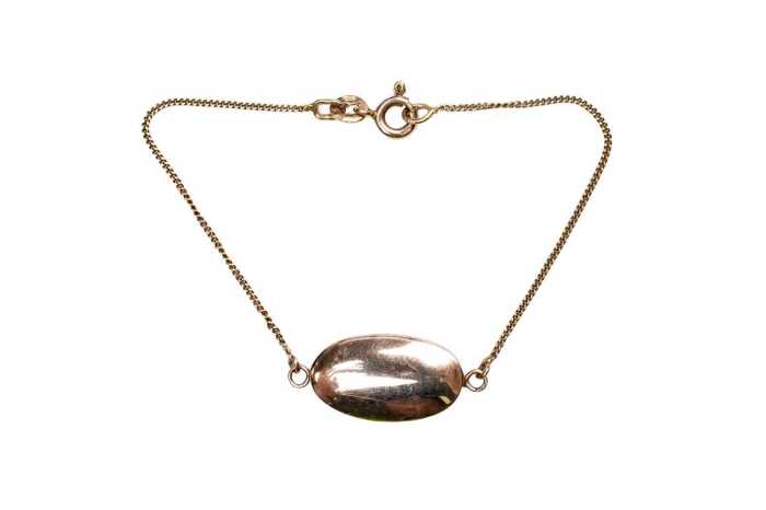 A oval disc bracelet in 14 carat yellow gold