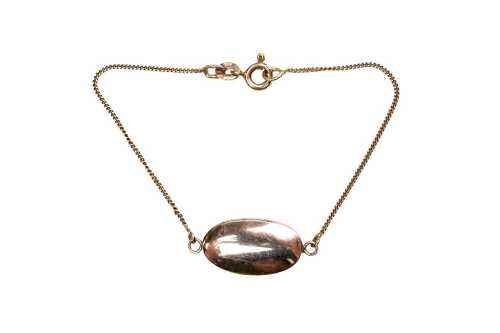 A oval disc bracelet in 14 carat yellow gold