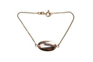 A oval disc bracelet in 14 carat yellow gold