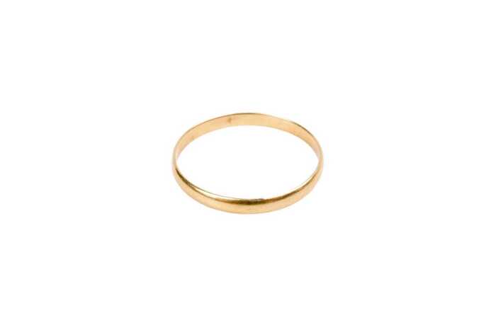 A wedding band in 18 carat yellow gold