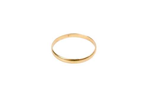 A wedding band in 18 carat yellow gold