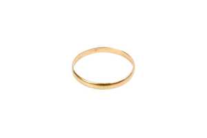A wedding band in 18 carat yellow gold