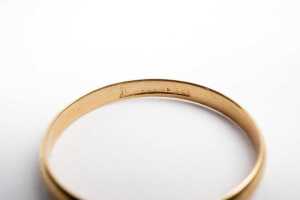 A wedding band in 18 carat yellow gold - 4