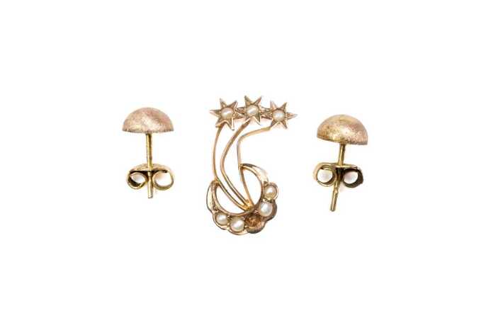 A pair of earrings and a seed pearl setting in 9 carat yellow gold