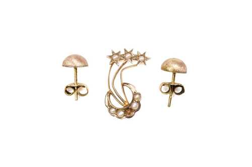 A pair of earrings and a seed pearl setting in 9 carat yellow gold