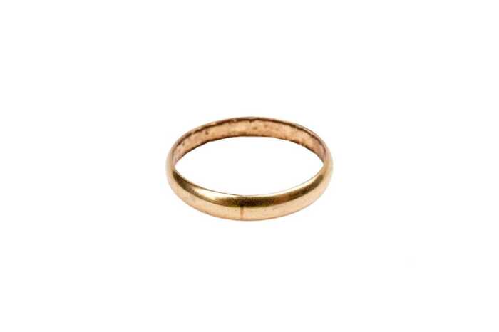A gold band in 14 carat yellow gold
