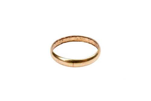 A gold band in 14 carat yellow gold