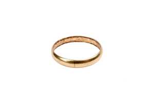 A gold band in 14 carat yellow gold