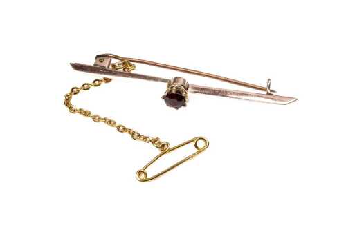 A garnet brooch in 9 carat yellow gold