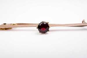A garnet brooch in 9 carat yellow gold - 2